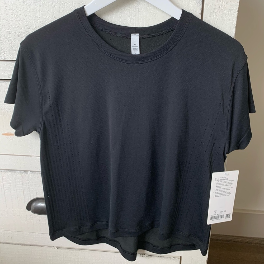 Lululemon train to be short sleeve